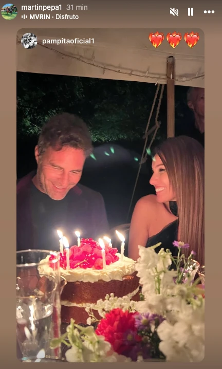 Martin Pepa y Pampita, en el momento de soplar las velitas