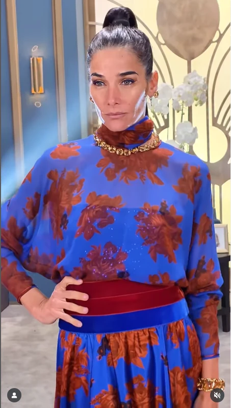 Juana Viale sorprendió con un look invernal en tonos azul y ocre en su programa