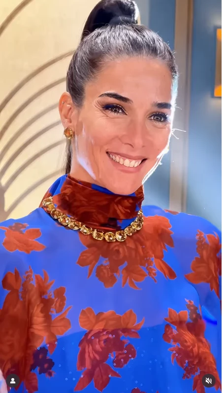 Juana Viale sorprendió con un look invernal en tonos azul y ocre en su programa