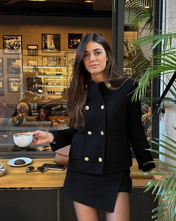 Sira adora los looks clásicos