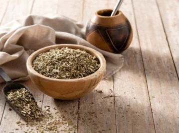 Cómo cebar el mate correctamente y cuidar tu digestión, según un experto en yerba