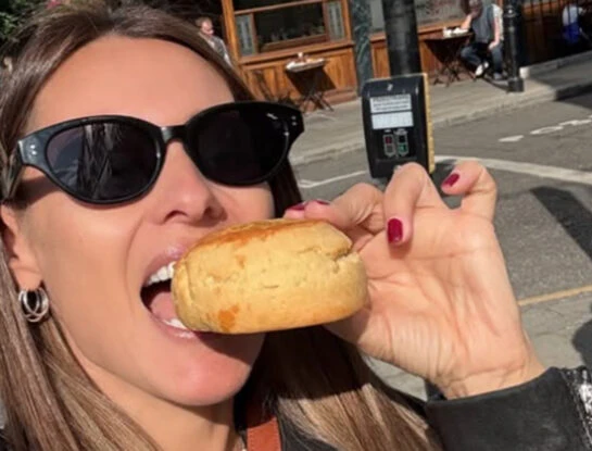 Pampita da cátedra de estilo en Notting Hill: cómo combinar básicos para un look infalible