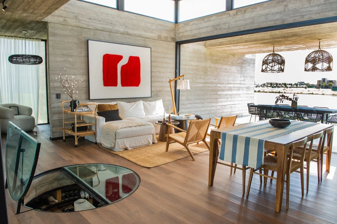 En el comedor, un gran ventanal de 8 metros de largo abre el espacio hacia el exterior.