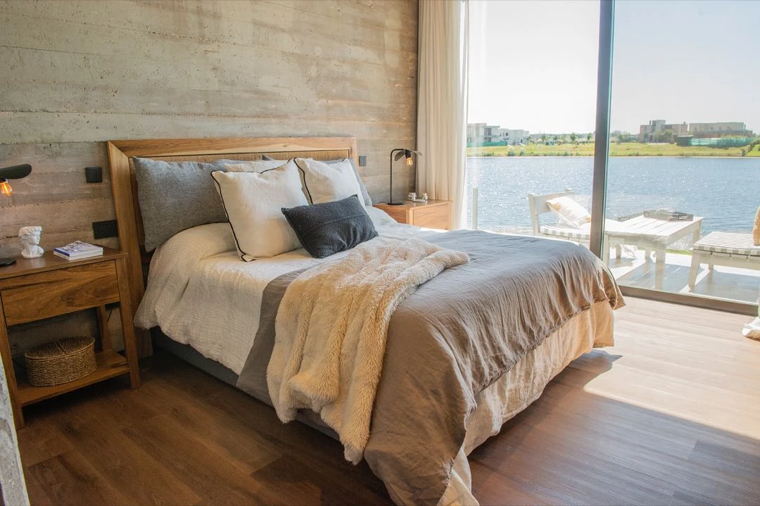 Paredes y techos de hormigón también en los dormitorios.