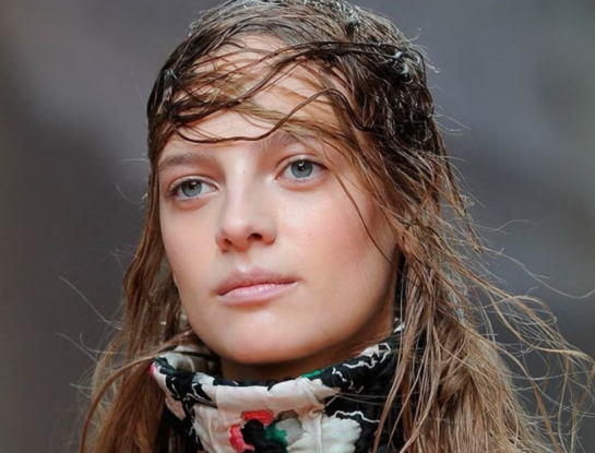 "Depression hairstyle", la tendencia en pelo más polémica que se ve este 2025 en las pasarelas