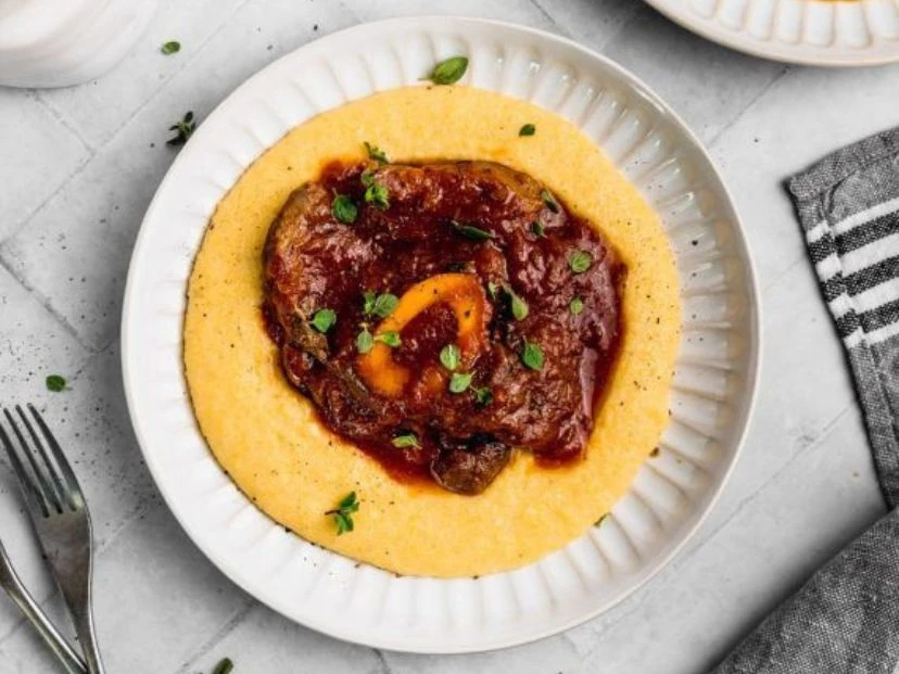 Osobuco al vino tinto con polenta cremosa: una receta infalible para el invierno