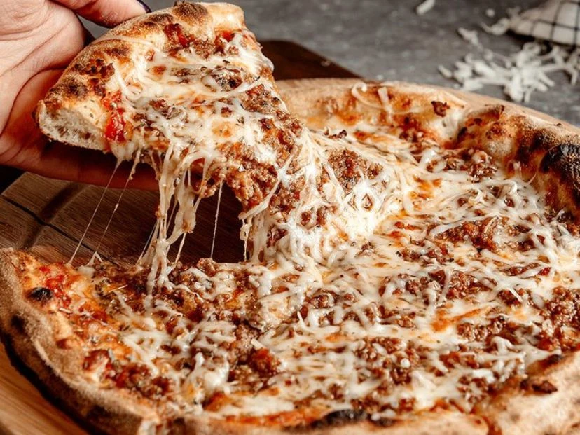 pizza con carne mechada y cebolla caramelizada