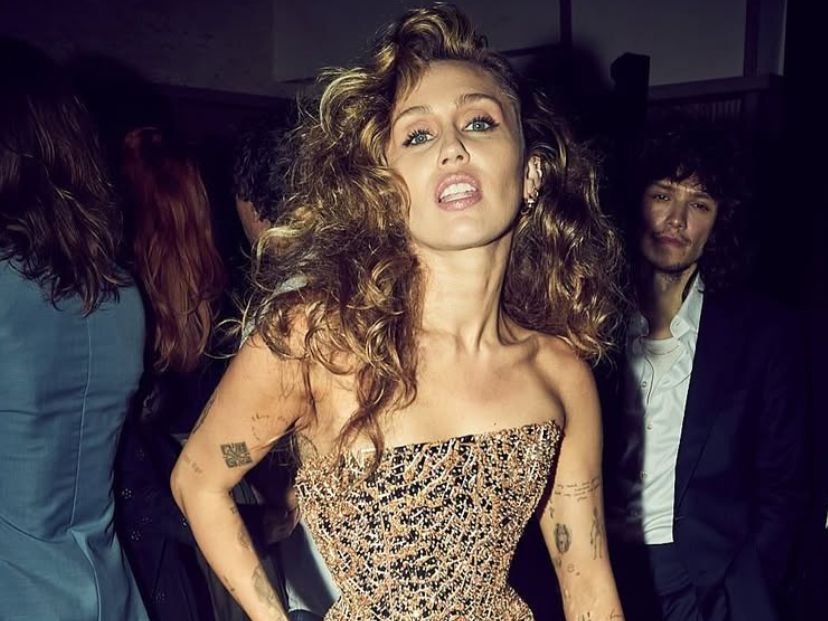 Miley Cyrus sufrió un ataque masivo por un grupo de fans en el estreno de su nueva película