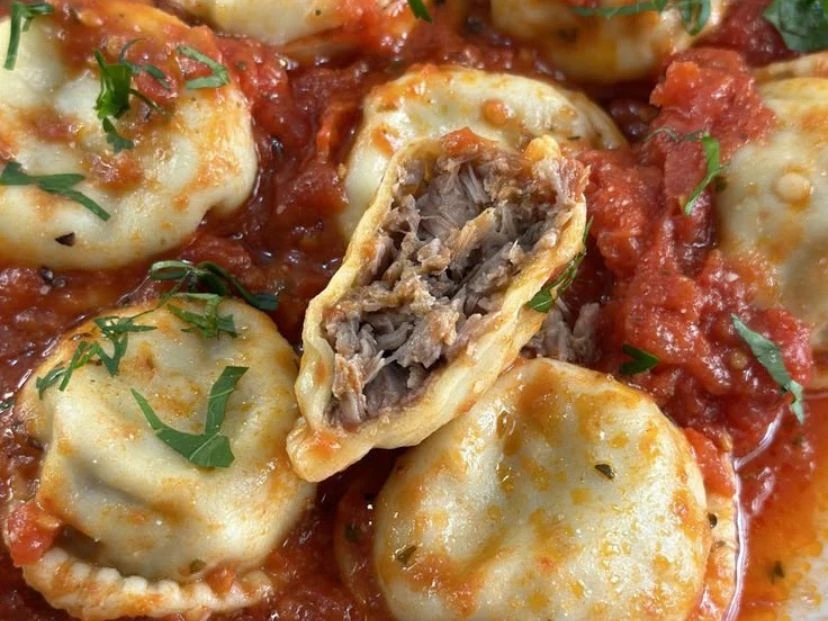 ravioles caseros rellenos de carne braseada