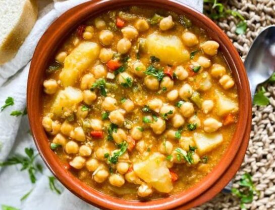 Estofado veggie con garbanzos, batata y espinaca: una receta fácil para un plato bien calentito