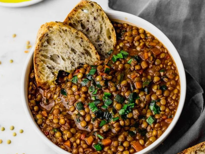 Sopa de lentejas rojas y carne