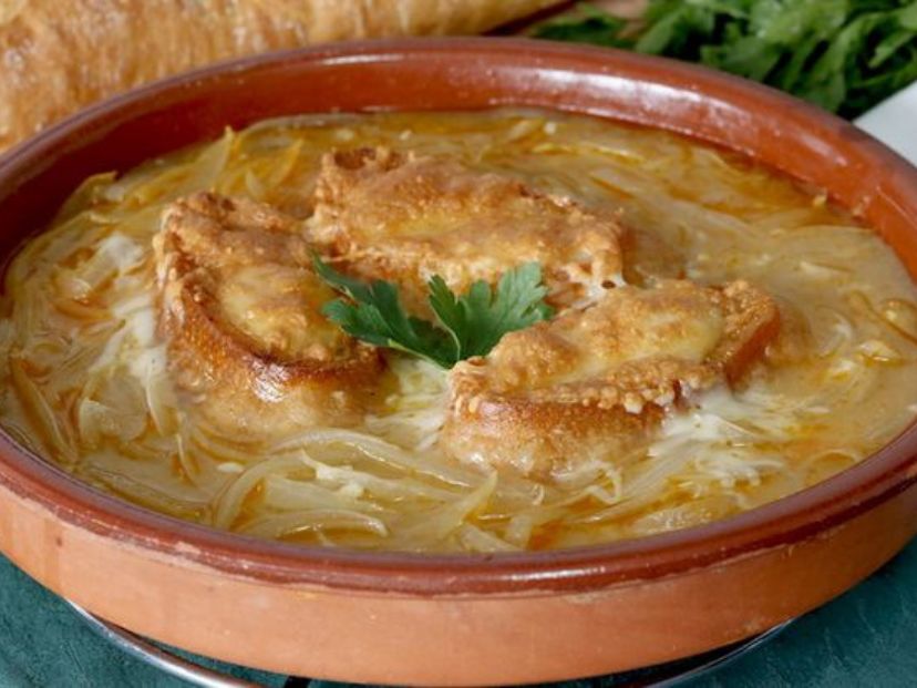 Sopa de cebolla con panceta y carne desmenuzada: receta fácil y bien calentita