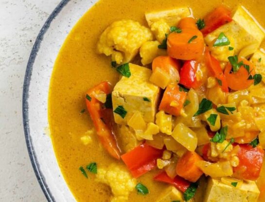 Cazuela veggie: una receta con calabaza, tofu y puerro ideal para el invierno