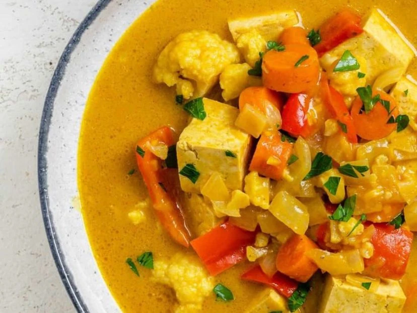 Cazuela veggie: una receta con calabaza, tofu y puerro ideal para el invierno