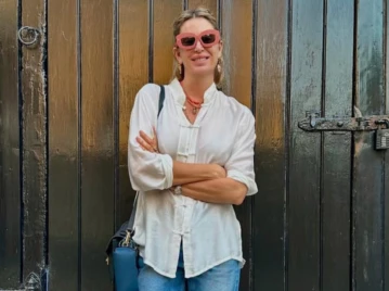 Dolores Barreiro elevó su look de básicos con las guillerminas de terciopelo que siguen siendo tendencia