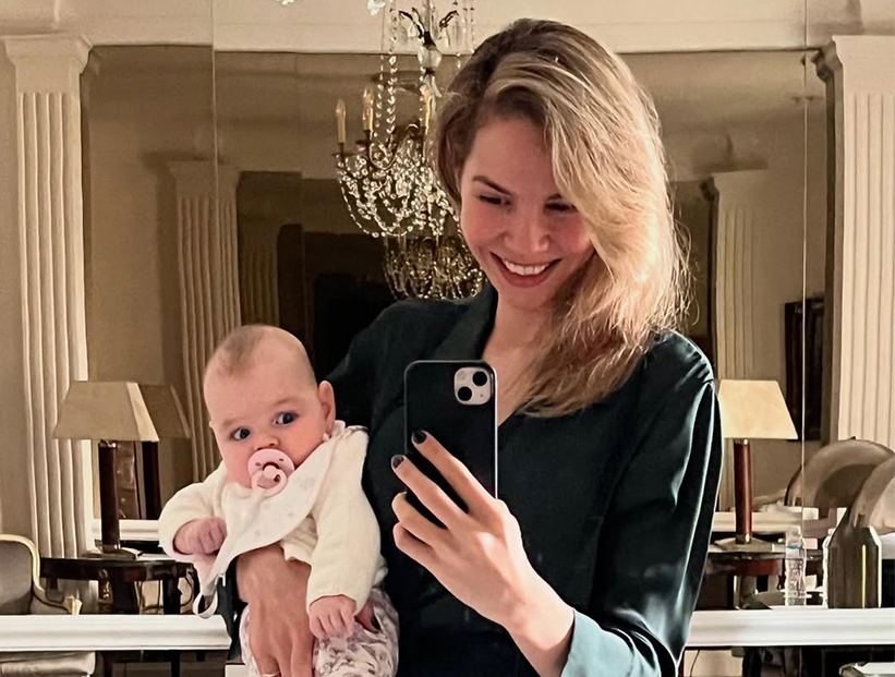 Elina Costantini y su hija Kahlo Milagro marcan tendencia con looks twinning desde Cerdeña