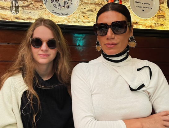 Flor de la V y su hija Bella Goycochea eligen el blanco para un look de invierno canchero y actual