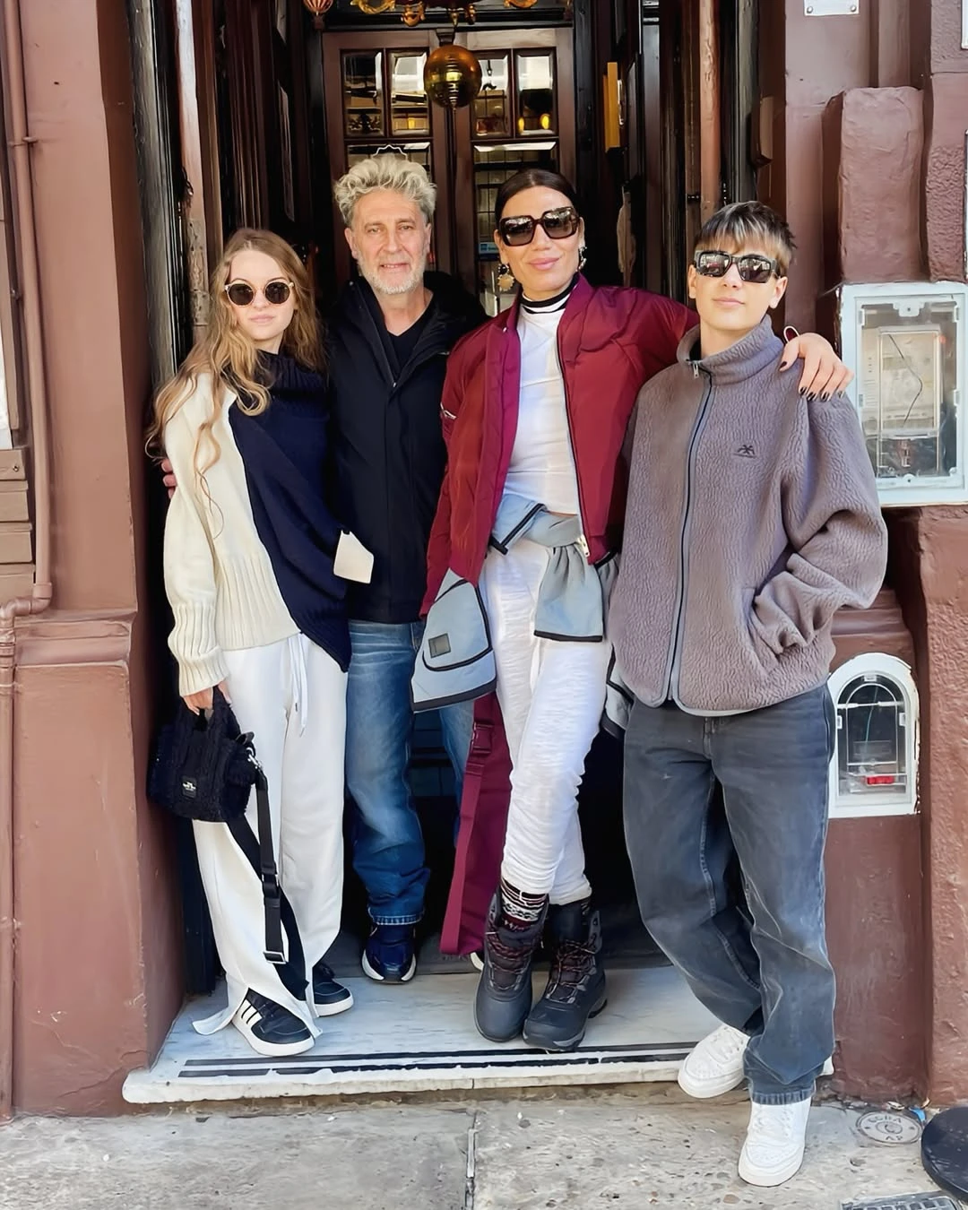 Flor de la V y Bella Goycochea muestran cómo se lleva el blanco este invierno