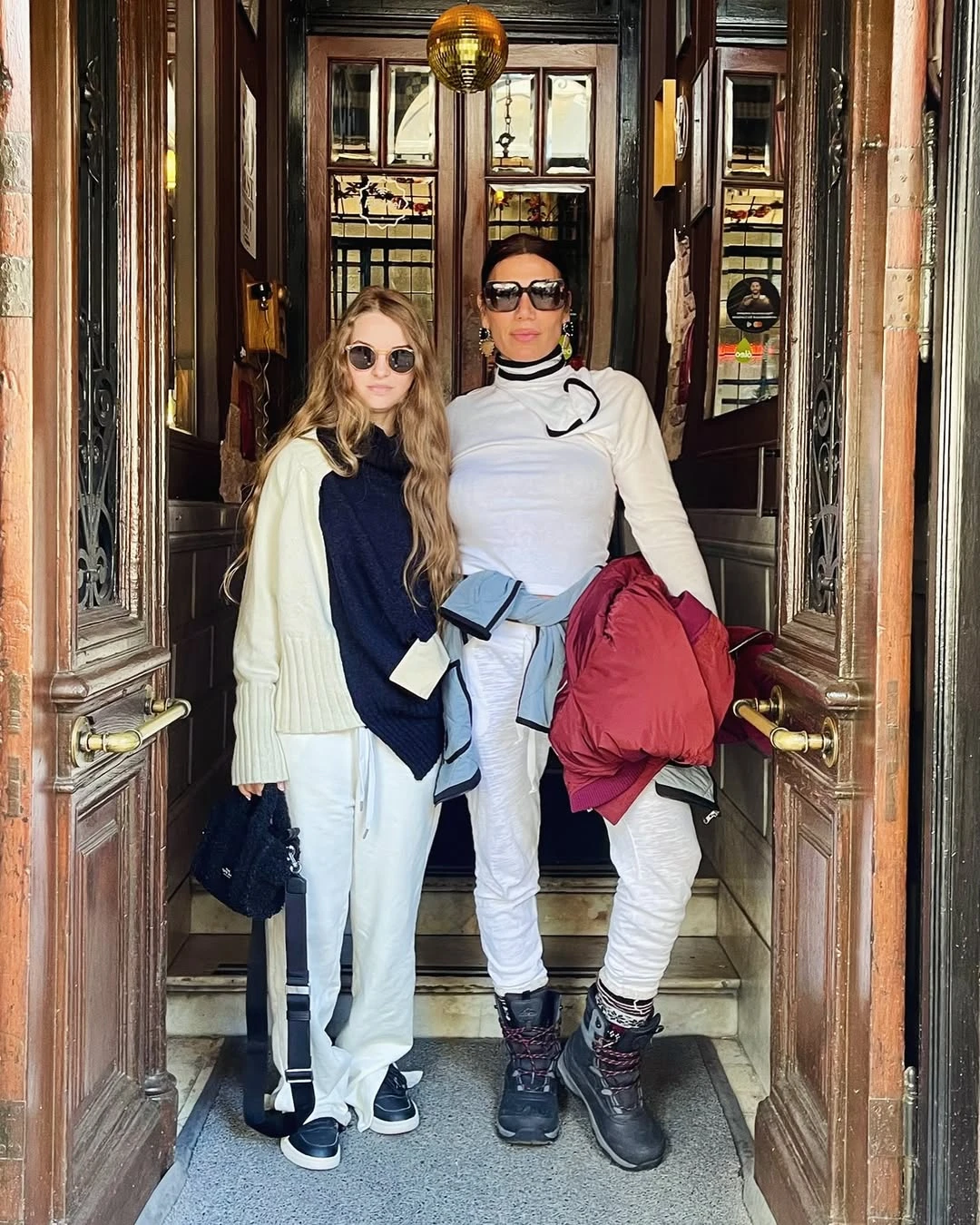 Flor de la V y Bella Goycochea muestran cómo se lleva el blanco este invierno