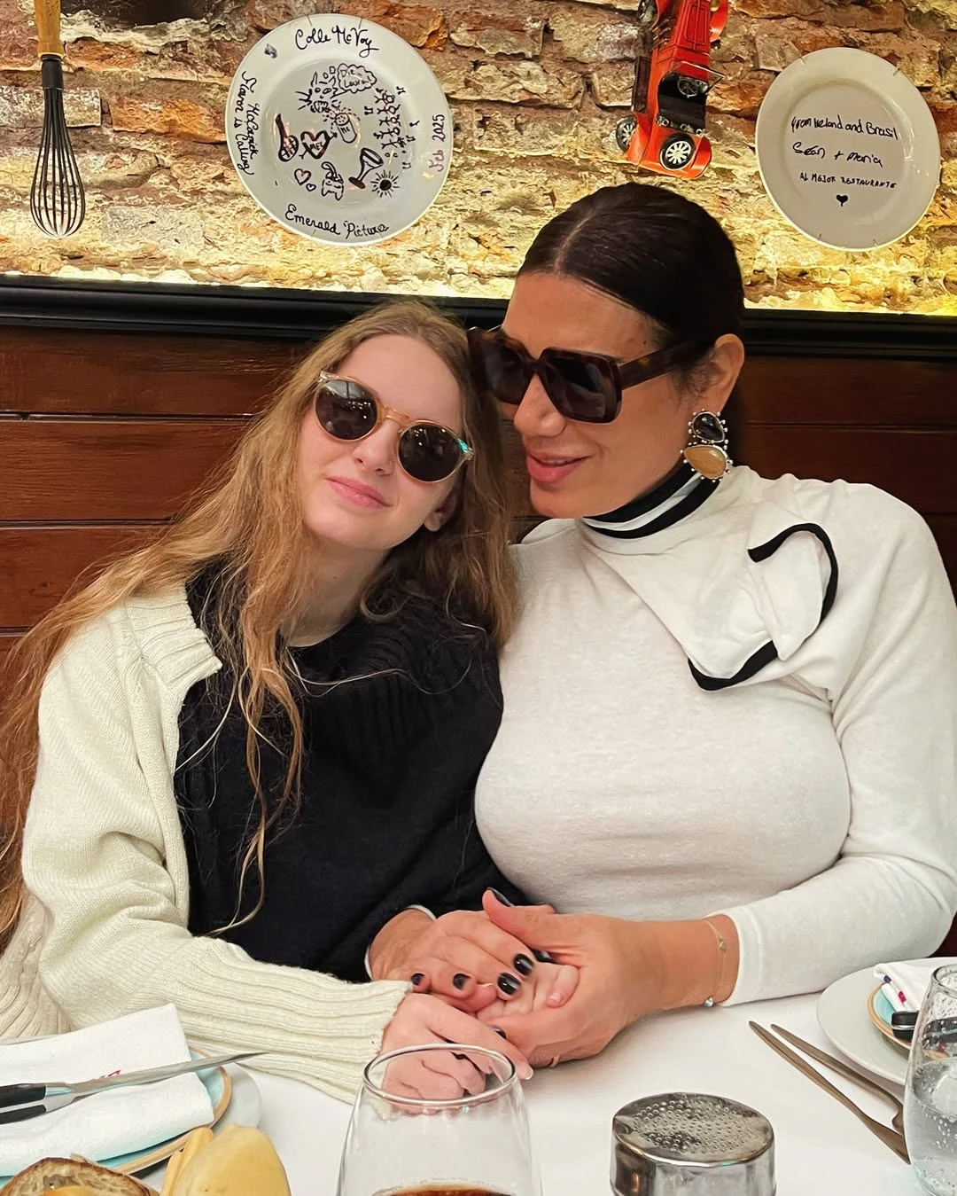 Flor de la V y Bella Goycochea muestran cómo se lleva el blanco este invierno