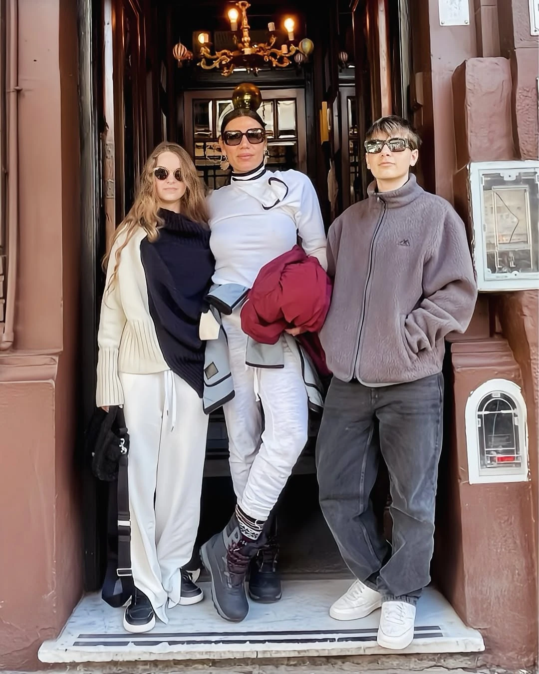 Flor de la V y Bella Goycochea muestran cómo se lleva el blanco este invierno