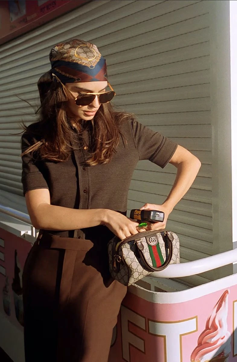 Emily Ratajkowski con accesorios Gucci