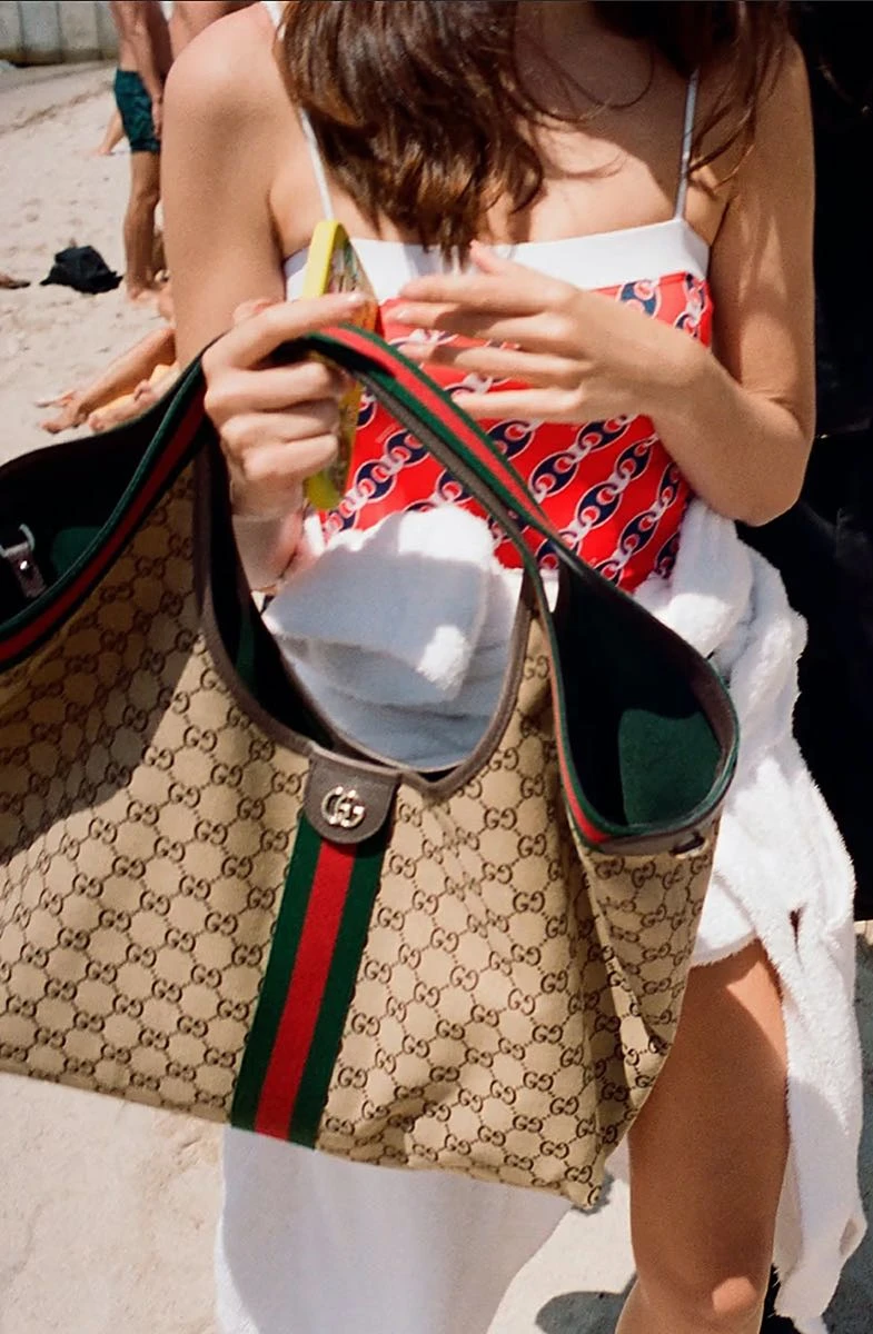 Emily Ratajkowski con accesorios Gucci