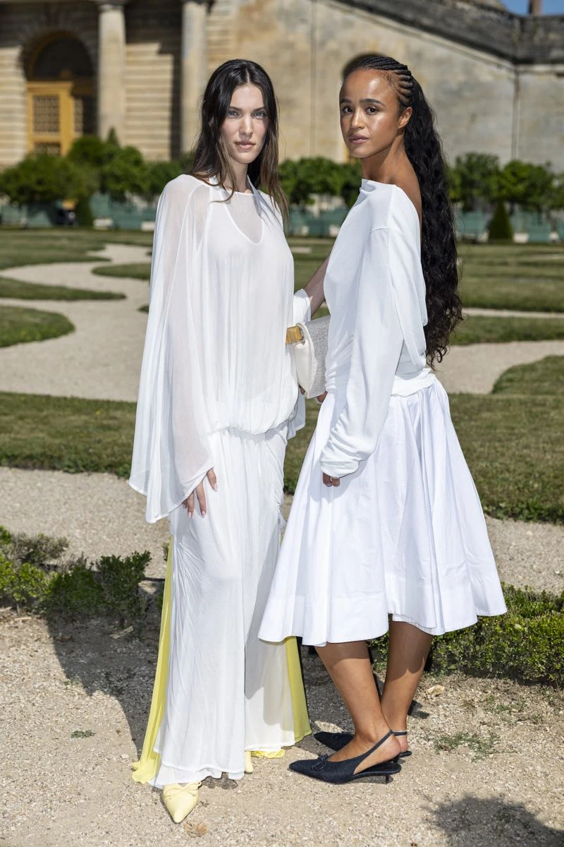 Charlotte Cardin y Maddy Denley.