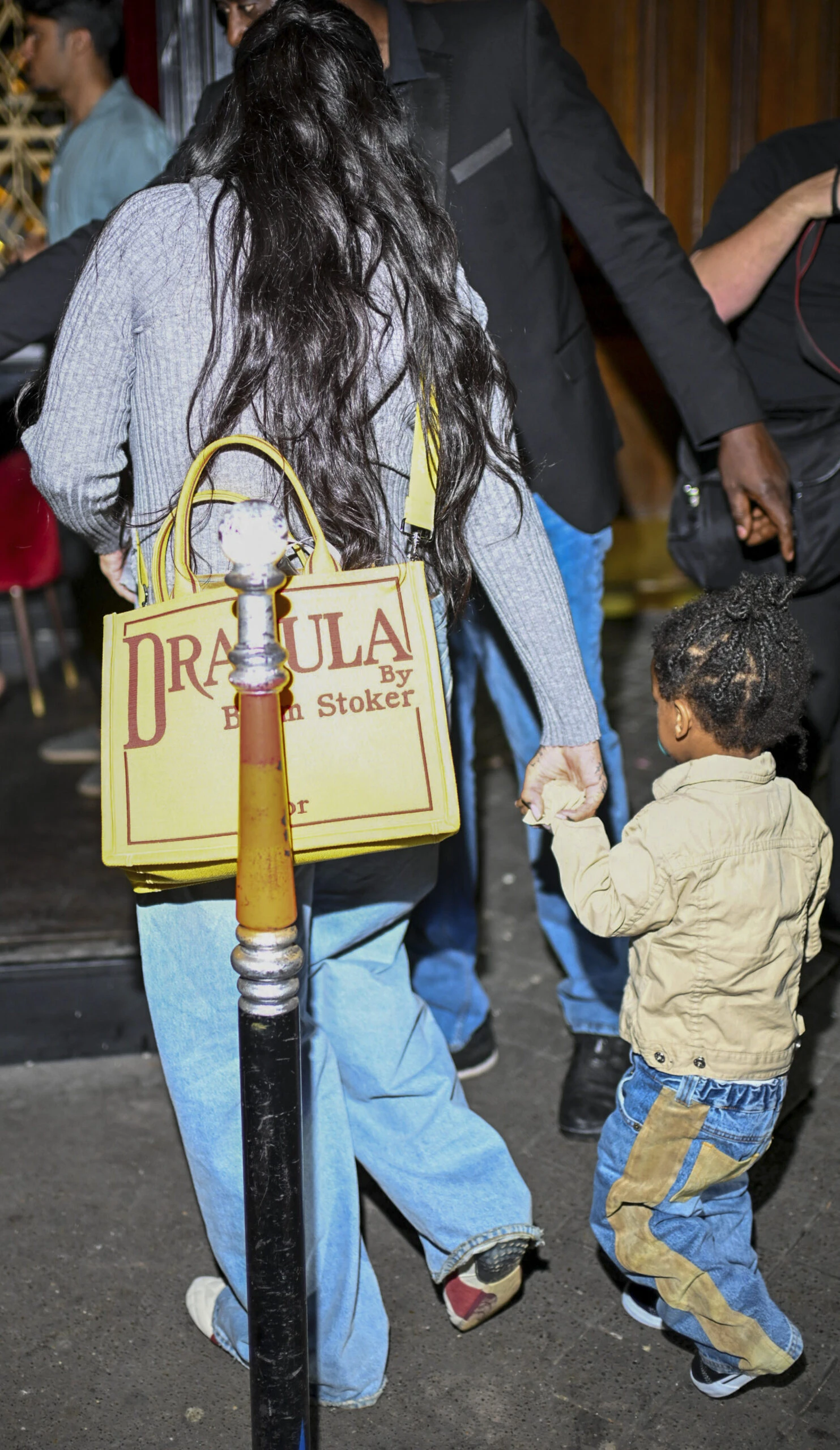 Rihanna lleva a su hijo de la mano