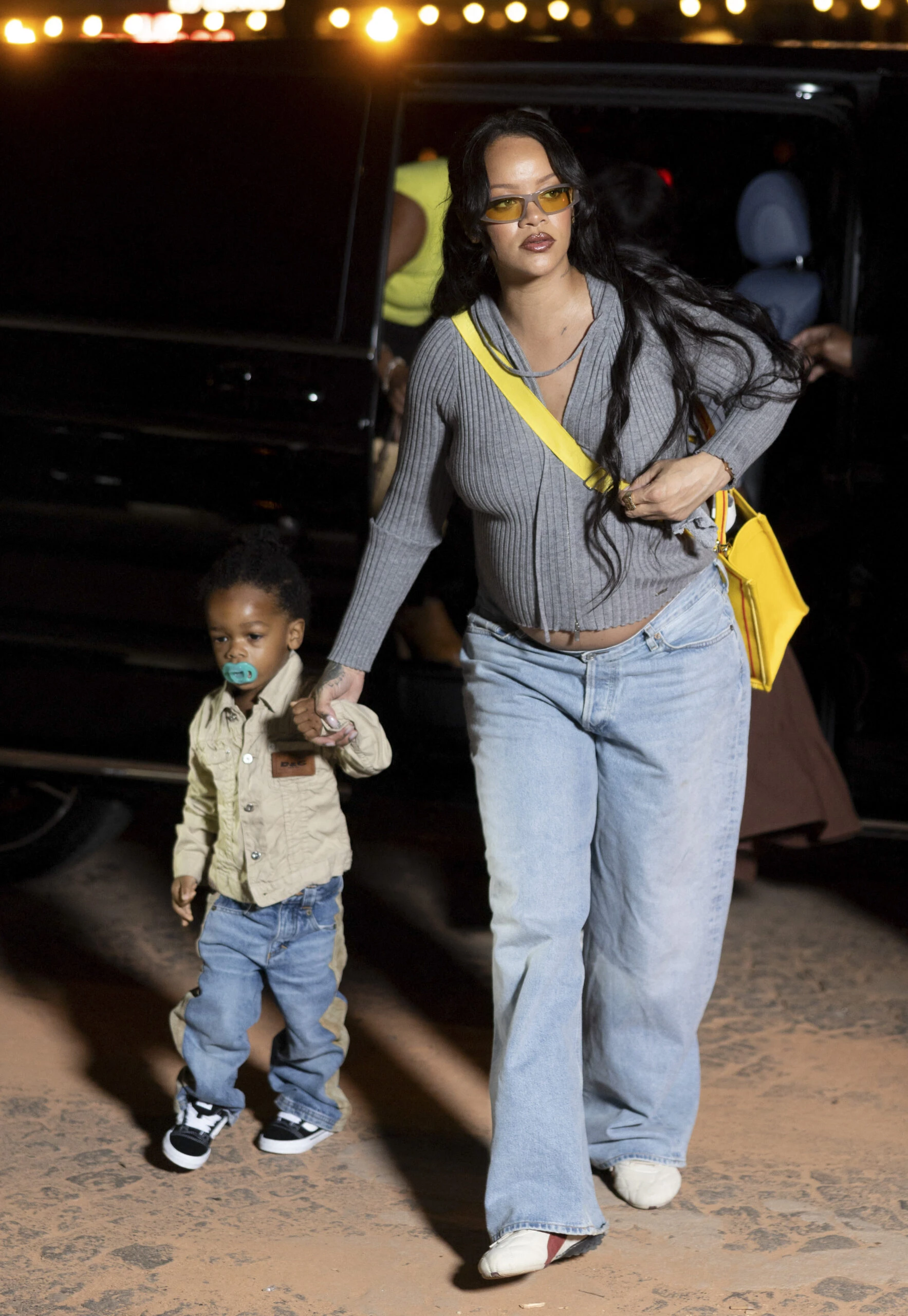 Rihanna con Riot Rose Mayers de la mano