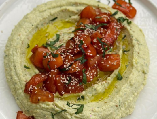 Hummus de albahaca y cherrys salteados: una opción distinta para la picada