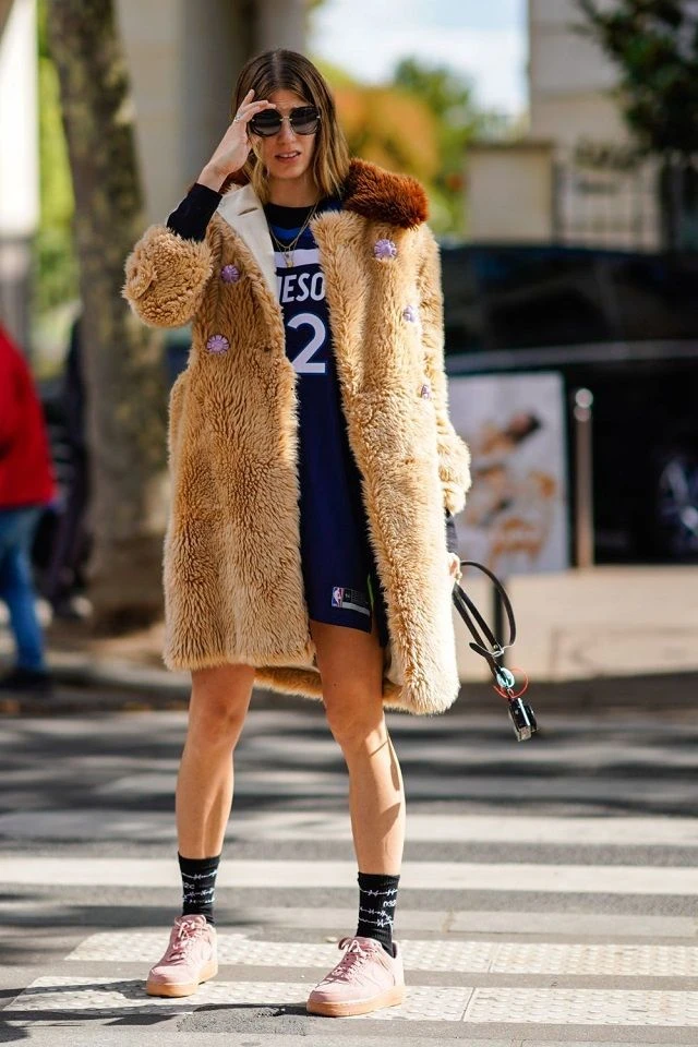 tapado de peluche en clave sporty chic