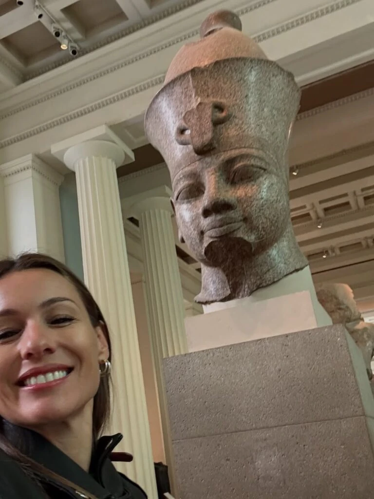 Pampita en el museo