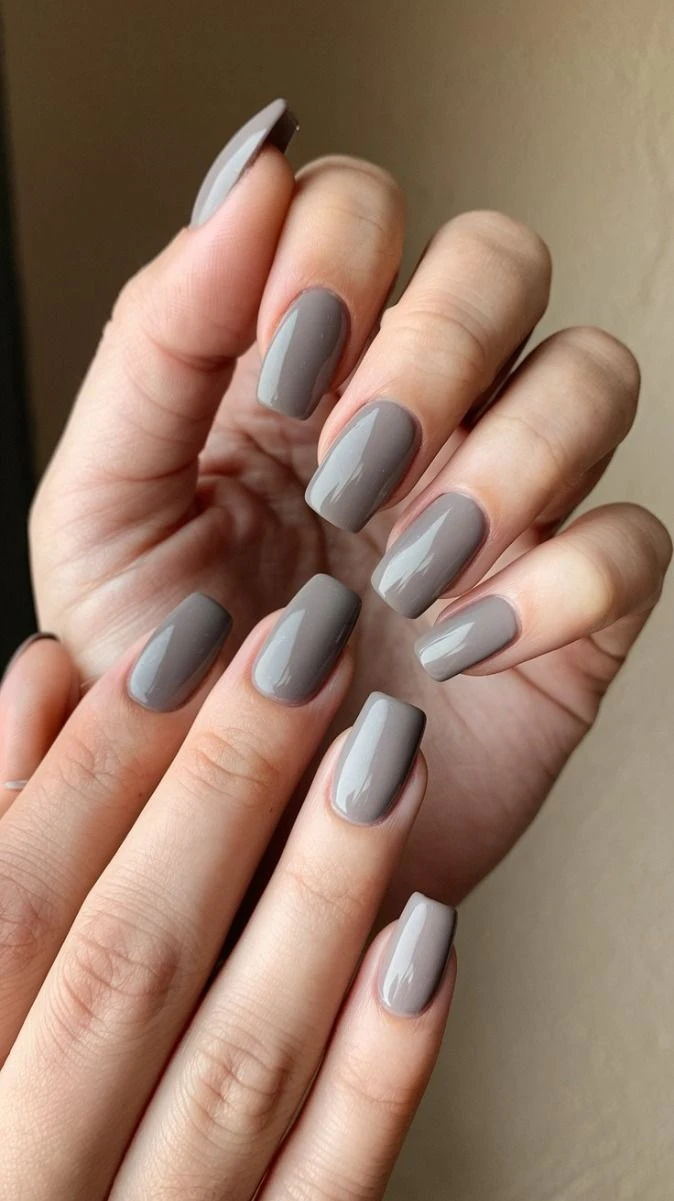 Los 5 tonos oscuros para uñas favoritos del invierno 2025