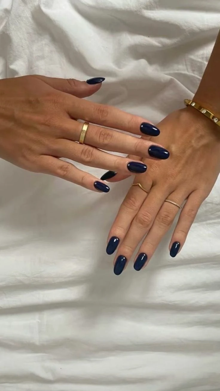 Los 5 tonos oscuros para uñas favoritos del invierno 2025