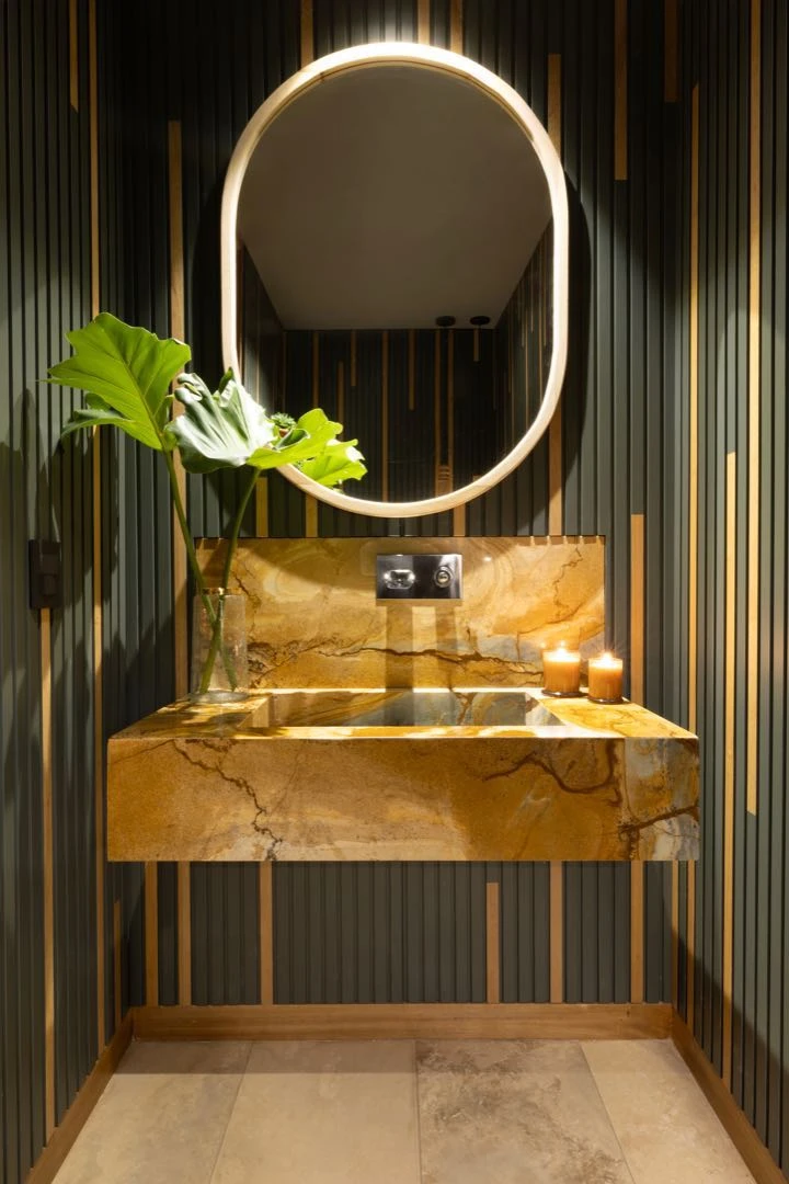 Mármol Roma con vestas bien marcadas para esta increíble bacha.