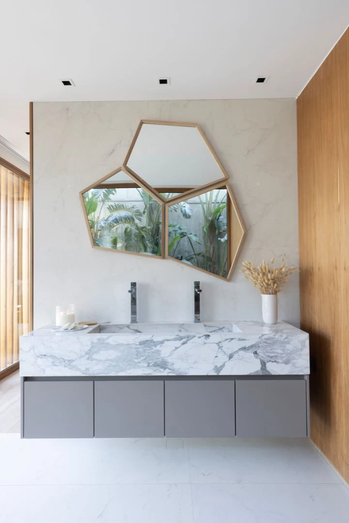 Ahora, los espejos para baños burlan formas convencionales.