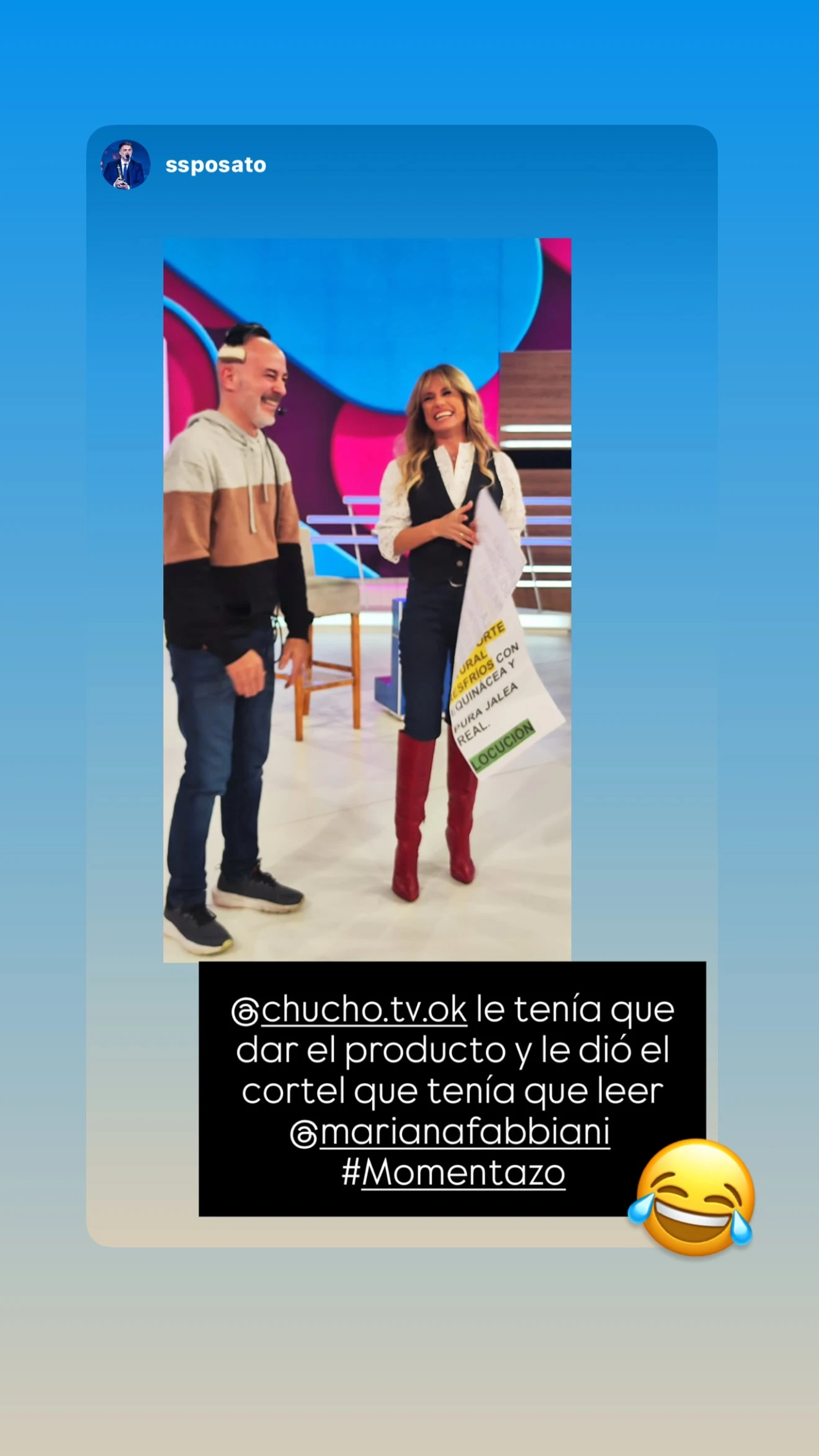 Mariana Fabbiani lució un look total denim con chaleco y botas rojas que actualiza esta fórmula clásica. Cómo llevar jean + jean con estilo en 2025.
