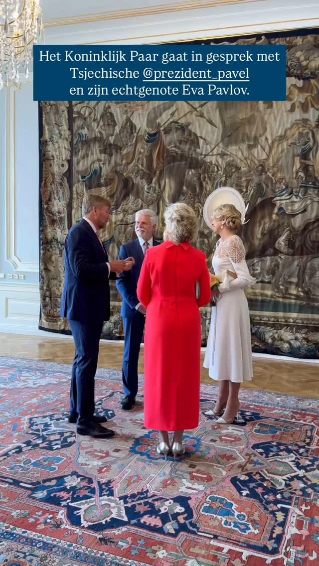 Máxima impactó con su look en blanco y el incómodo accesorio que eligió para la cabeza