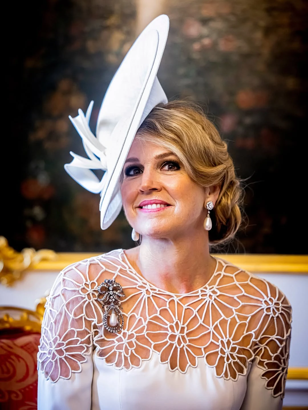 Máxima impactó con su look en blanco y el incómodo accesorio que eligió para la cabeza