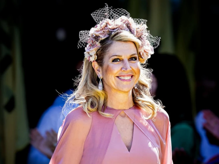 Máxima impactó con su look en blanco y el incómodo accesorio que eligió para la cabeza