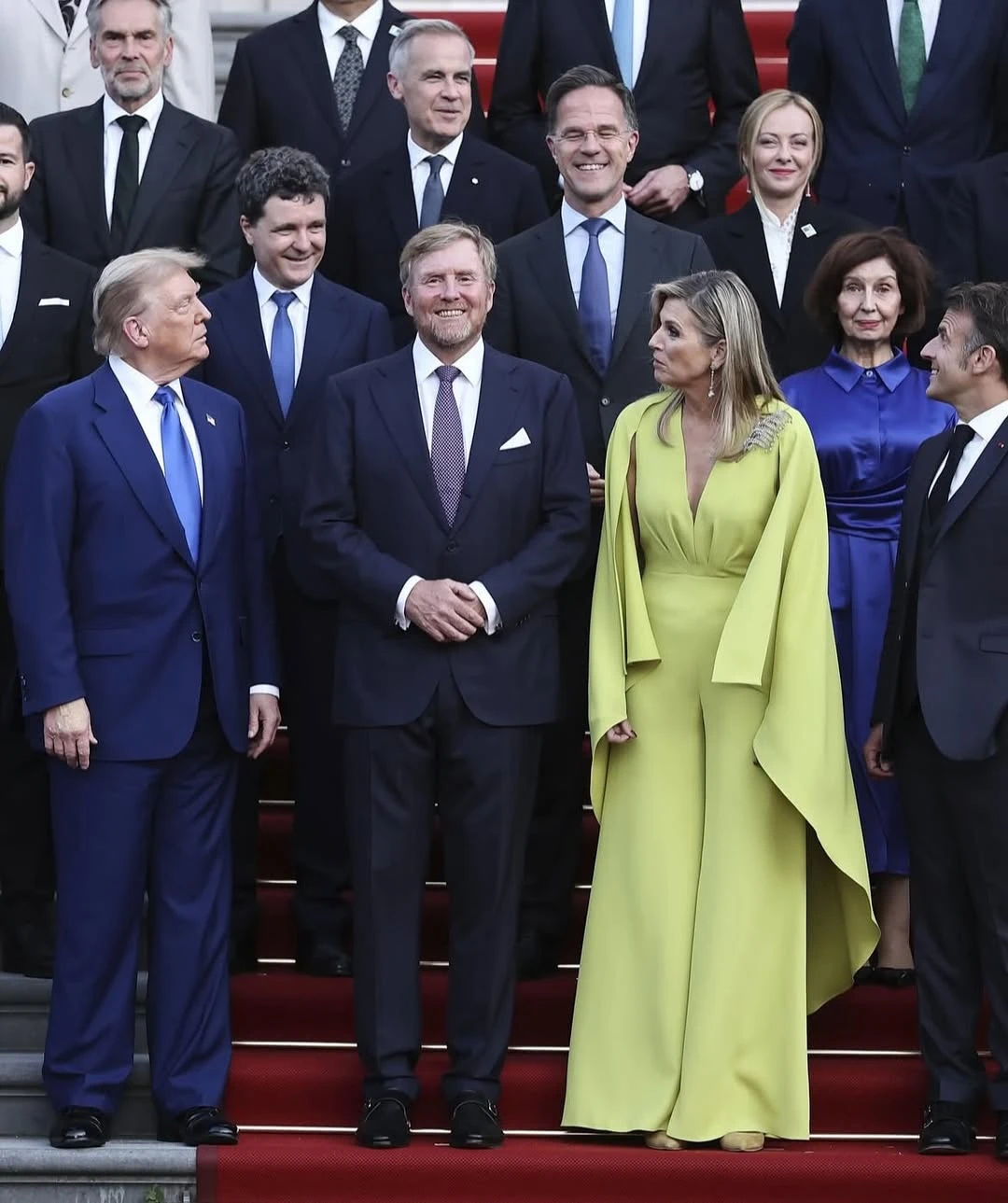 Máxima y Amalia brillaron en la cena de la OTAN con elegantes looks monocolor