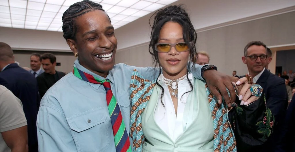 Así lució su pancita Rihanna en un desfile de Dior