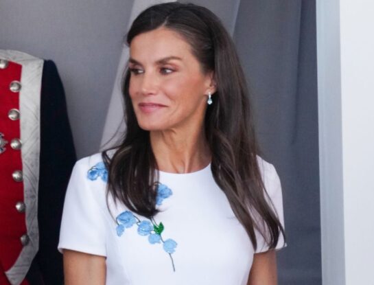 Letizia Ortiz cautiva con un look romántico y floral de la mano de Carolina Herrera