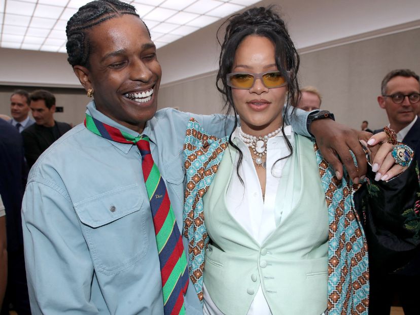 Así lució su pancita Rihanna en un desfile de Dior