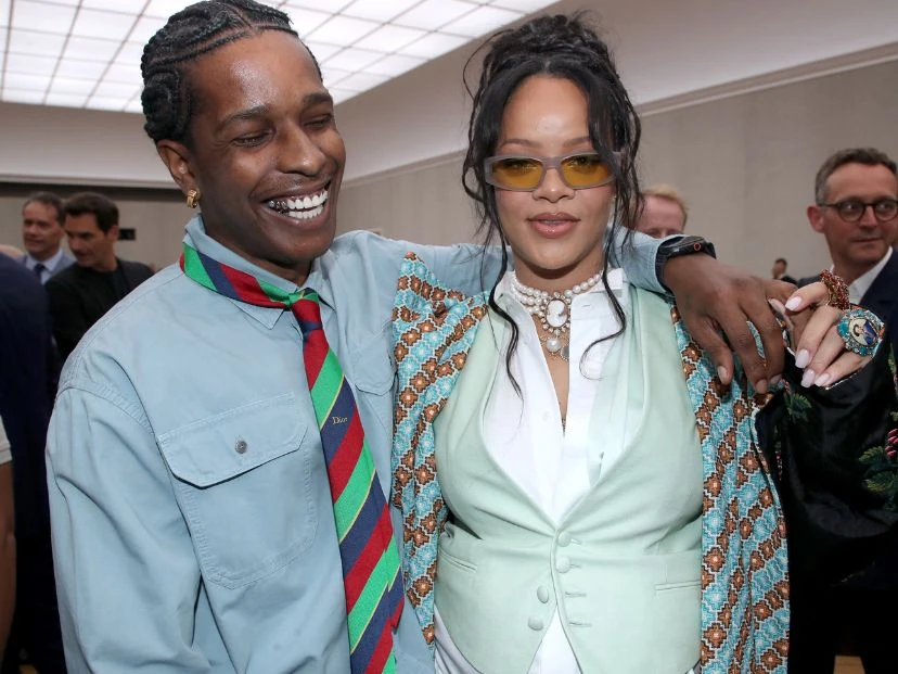 Así lució su pancita Rihanna en un desfile de Dior