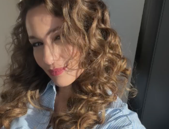 Pampita homenajeó a la Bandera Nacional con un posteo que incluyó un guiño a la moda