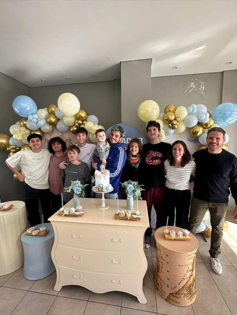 Junto a toda su familia. Foto: IG