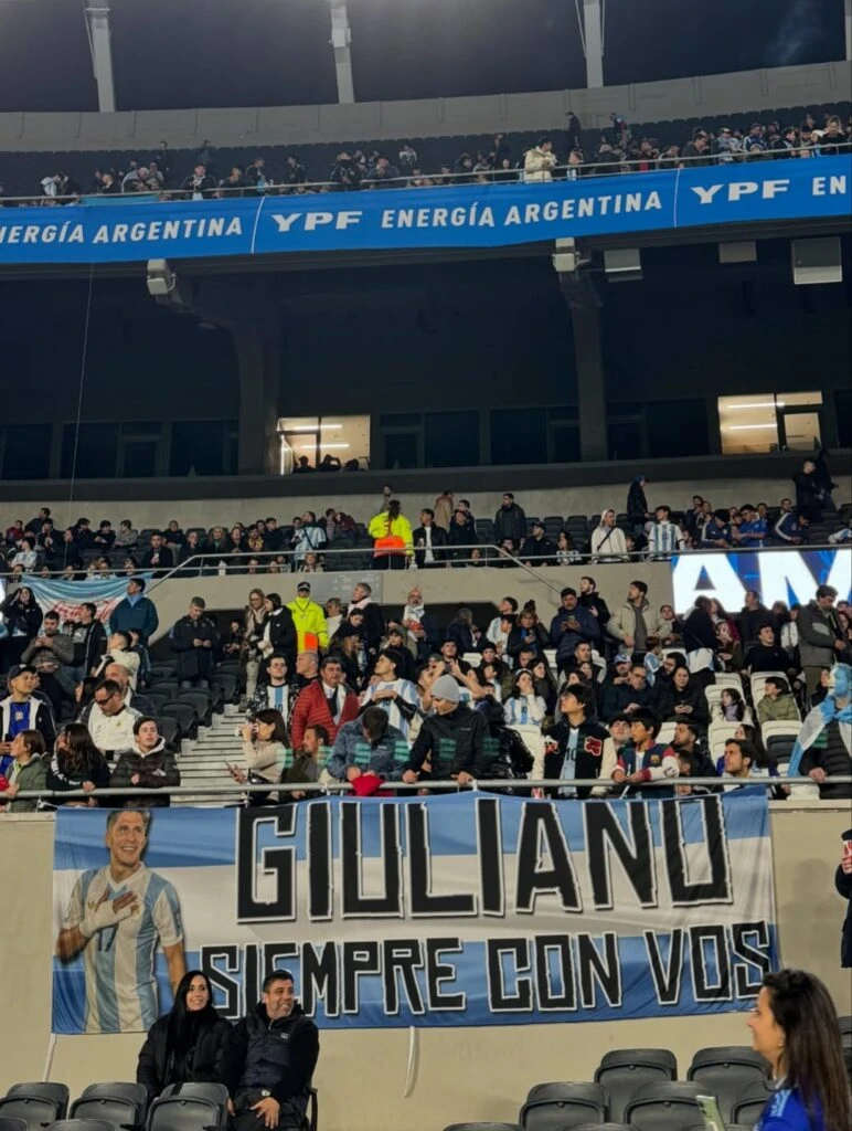 Las fotos de Eva Bargiela alentando a Giuliano Simeone en el partido de la Selección Argentina. Foto: IG.