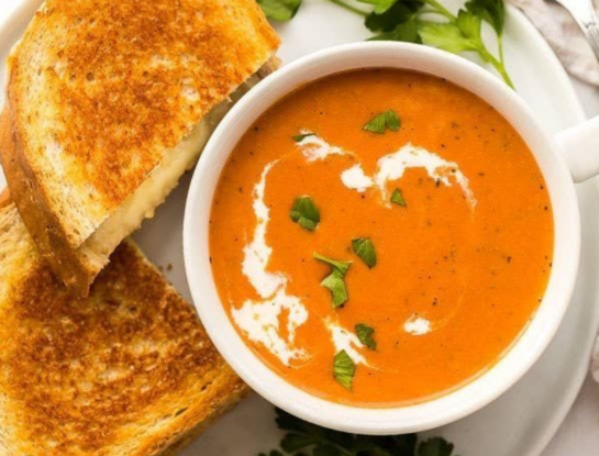 Sopa de morrones y tomates: una opción súper reconfortante para los días fríos